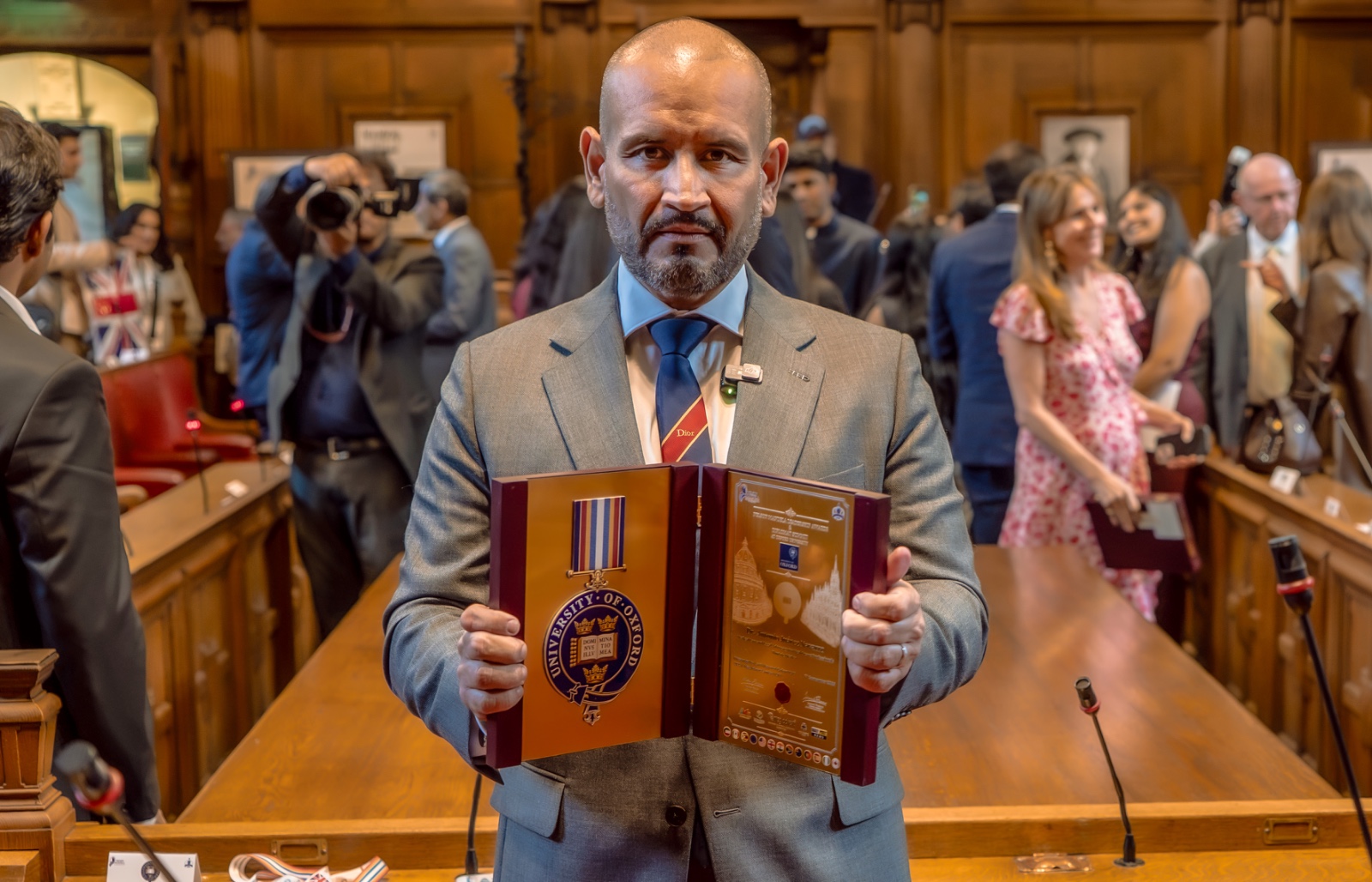 Antonio Juárez Navarro es galardonado con el Nelson Mandela Leadership Award en la Universidad de Oxford por su defensa del gremio médico